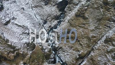 Une Vue Aérienne Montre La Route Aquatique Qui Mène à Une Cascade Pendant L'hiver En Islande - Vidéo Par Drone