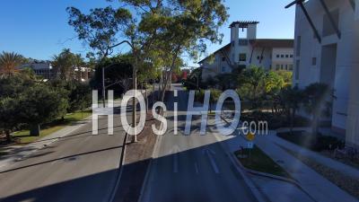 Vue Aérienne Down Street Ou Boulevard à L'université De Californie Santa Barbara Ucsb Campus - Vidéo Par Drone
