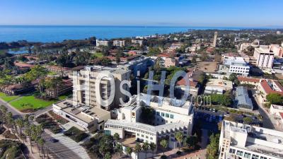 Vue Aérienne De L'université De Californie Santa Barbara Ucsb College Campus, Le Long De La Plage Et Du Lagon - Vidéo Par Drone