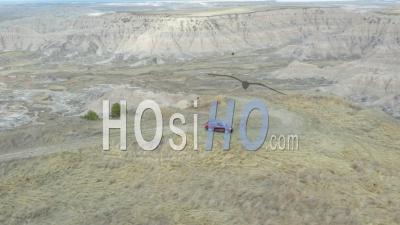  Personne Et Voiture Au Bord Du Canyon, Les Badlands, Dakota Du Sud, États-Unis - Vidéo Par Drone