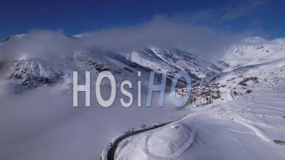  Le Chazelet, Village De Montagne, Dans Les Hautes-Alpes En Hiver, Vidéo Par Drone