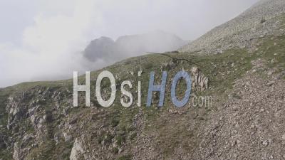Montagnes Autour De La Station Balnéaire D'isola 2000 En été, Alpes-Maritimes, France - Vidéo Par Drone