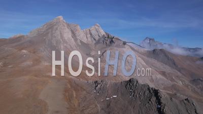 Paysage De Montagne (le Pain De Sucre Et Le Mont Viso) Dans Le Parc Naturel Régional Du Queyras, En Automne, Hautes-Alpes, France, Vidéo Par Drone