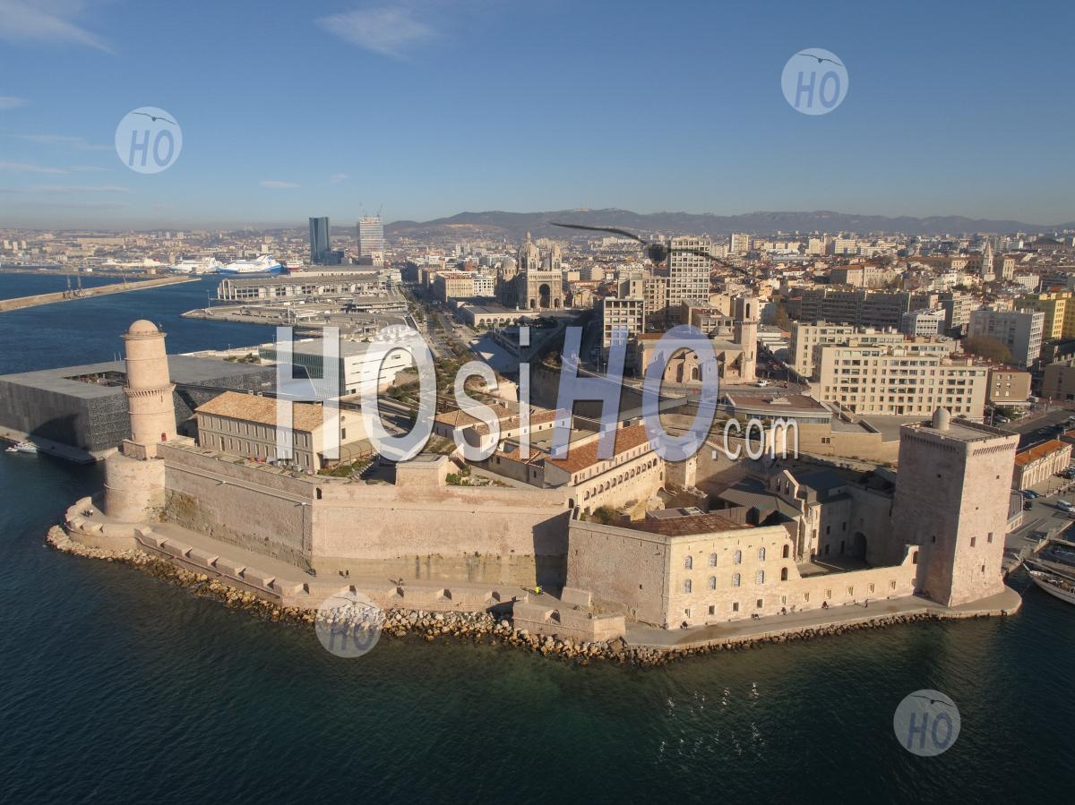 Vue Générale Du Vieux Port, Avec Le Fort-Saint-Jean, Marseille, Bouches-Du-Rhône, France - Photographie Aérienne