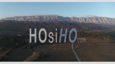 Montagne Sainte-Victoire Dans La Région D'aix-En-Provence, Grand Site Sainte-Victoire, Bouches Du Rhône, France - Vidéo Par Drone