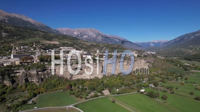 La Ville D'embrun Sur Son Roc, Hautes-Alpes, France, Vidéo Par Drone