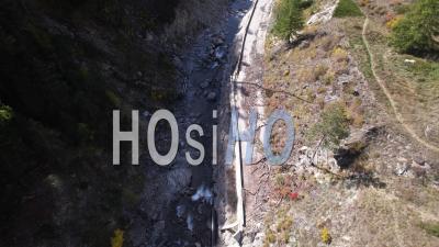 Ancienne Route Du Pas De L'ours Détruite Par Un Glissement De Terrain Majeur Dans Le Queyras, Hautes-Alpes, France,  Vidéo Par Drone
