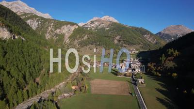 Arvieu, Village De Montagne Au Pied Du Col De L'izoard, Dans Le Parc Naturel Régional Du Queyras, Hautes-Alpes, France, Vidéo Par Drone