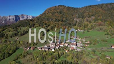 Le Bouchet-Mont-Charvin, Village De Montagne En Automne, Savoie, France, Vidéo Par Drone