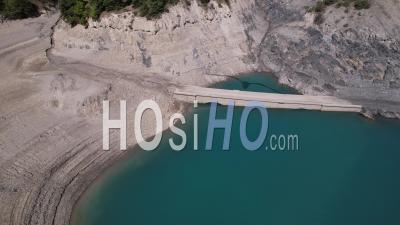 Le Lac De Serre Ponçon En été Avec Un Niveau Très Bas En Raison De La Sécheresse, Hautes-Alpes, France- Video Par Drone
