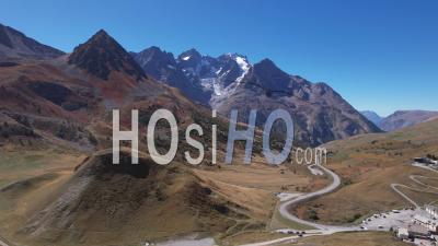 Col Du Lautaret Et La Chaîne De Montagnes De La Meije (parc National Des Écrins) En Automne, Hautes-Alpes, France- Video Par Drone