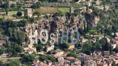 Roche Troglodyte Et Grottes Du Village De Cotignac, Var, - Vidéo Par Drone