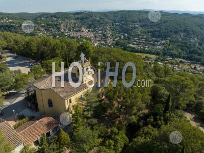 Église Notre-Dame-Des-Grâces à Cotignac Village, Provence, France - Photographie Aérienne