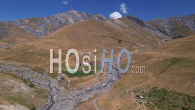 Vallée Du Gâ Torrent, Au Pied Du Pic Du Mas De La Grave, Hautes-Alpes, France- Vidéo Par Drone