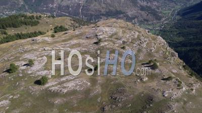 Le Sommet De La Montagne Les Têtes Et La Vallée De La Durance En Arrière-Plan, Hautes-Alpes, France- Vidéo Par Drone