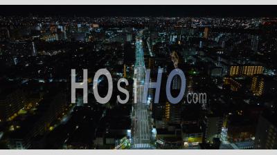  Tokyo La Nuit Au-Dessus D'une Rue Dans Un Quartier Résidentiel - Vidéo Aérienne Par Drone