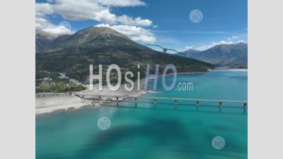 Le Lac De Serre-Ponçon Et Le Pont De Savines-Le-Lac, Hautes-Alpes, France - Photographie Aérienne