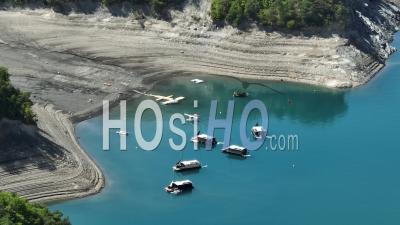 Le Lac De Serre-Ponçon à Pontis Vers Sauze-Du-Lac, Hautes-Alpes, France - Vidéo Par Drone