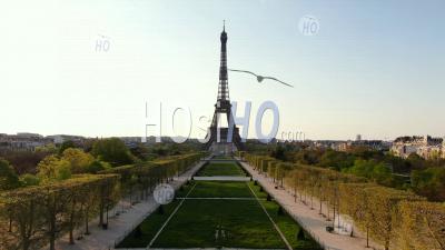 Vue Grand Angle De La Tour Eiffel Pendant La Quarantaine De Paris - Photo Par Drone