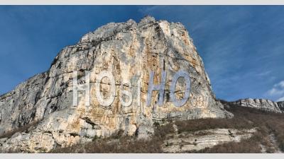 Parc Naturel Régional Du Vercors Depuis Les Cavernes De Choranche, Panorama Sur Les Falaises De Presles, Drôme, France - Vidéo Par Drone