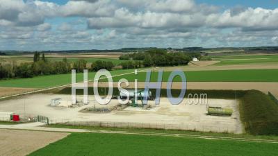Puits De Pétrole Dans Les Plaines Calcaires Agricoles Du Département De La Marne, France, Vidéo Par Drone