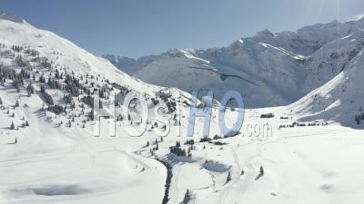 Images Aériennes De La Station De Ski Enneigée De Sportgastein Dans Les Alpes Autrichiennes - Vidéo Par Drone