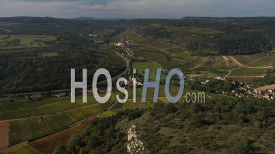 Vignoble Et Ville De Saint Aubin Aux Couleurs Automnales En Bourgogne, France - Vidéo Par Drone