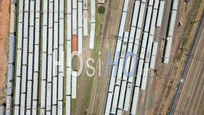 Vue De Dessus Des Trains Et De La Circulation à Braamfontein, Johannesburg, Afrique Du Sud - Vidéo Par Drone