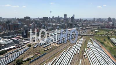 Vue Vers L'est Sur La Gare De Braamfontein Avec Braamfontein Et Hillbrow En Arrière-Plan En été - Vidéo Par Drone