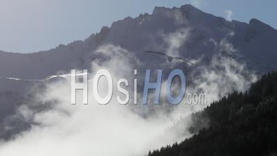 Prise De Vue Aérienne Parallaxe De Montagnes Enneigées S'étendant Au-Dessus Des Nuages Dans Les Alpes Autrichiennes Près De Gastein, Salzbourg - Vidéo Par Drone