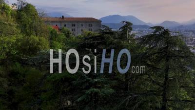 Vue Aérienne De La Maison Forte De Rabot Près De Grenoble Dans Les Alpes Françaises - Vidéo Aérienne Par Drone