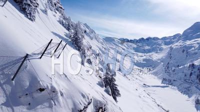 Prise De Vue Aérienne D'une Station De Ski Par Une Journée De Ciel Bleu - Vidéo Aérienne Par Drone