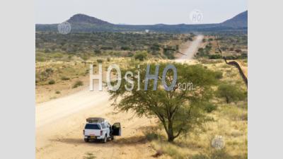 Véhicule 4x4 Garée Sur Desert Road C24 À Proximité De Rehoboth, Namibie - Photographie Aérienne