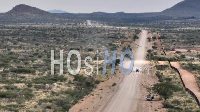 Véhicule 4x4 Sur La Route Du Désert C24 À Proximité De Rehoboth, Namibie - Vidéo Aérienne Par Drone