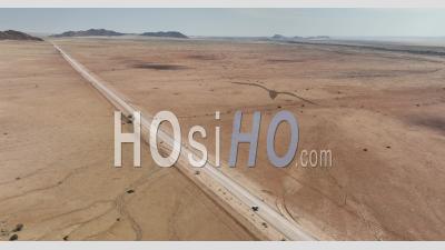 Véhicule 4x4 Sur La Route Du Désert D1273 À Proximité De Solitaire, Namibie - Vidéo Par Drone