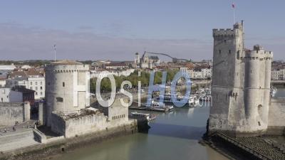 Vue Drone De La Rochelle, Du Vieux Port, De La Tour Saint-Nicolas, De La Tour De La Chaîne