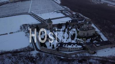 Coucher De Soleil Sur Le Monastère Cetatuia De Lasi En Hiver, Vidéo Drone