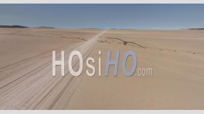 Quatre Roues Motrices 4x4 Sur La Route Du Désert C14 Vers Walvis Bay, À Proximité Du Col Kuiseb, Namibie - Vidéo Par Drone
