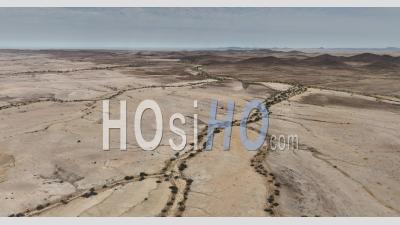 Paysage Désertique Autour De La Montagne Brandberg, À Proximité De La Ville D'uis, Namibie - Vidéo Par Drone