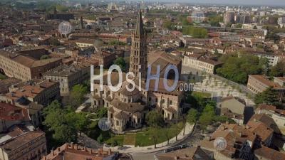 Toulouse Ville, La Basilique Saint Sernin, Scene Sur Le Chemin De Saint Jacques De Compostelle -  Photo Par Drone