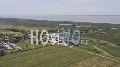 Vidéo Par Drone De Mortagne Sur Gironde, En Arrière-Plan L'estuaire De La Gironde