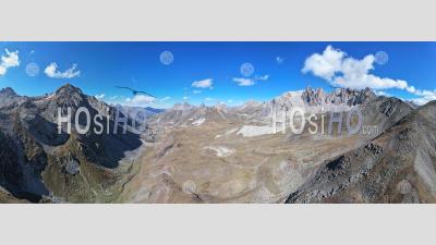 Paysage De Montagne Dans La Chaîne De Montagnes Des Cerces, Vu Depuis Un Drone