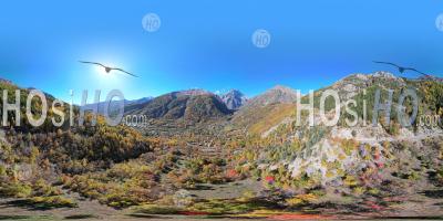 Paysage D'automne à L'entrée Du Parc National Des Ecrins, Photo Aérienne 360 Vr Par Drone