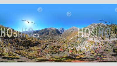 Paysage D'automne à L'entrée Du Parc National Des Ecrins, Photo Aérienne 360 Vr Par Drone