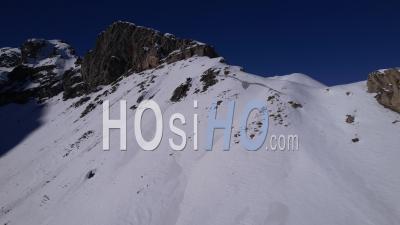 Montagne Enneigée Dans La Réserve Naturelle Régionale De Partias - Vidéo Par Drone