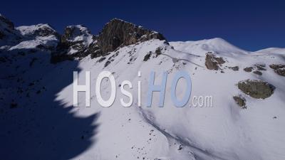 Montagne Enneigée Dans La Réserve Naturelle Régionale De Partias - Vidéo Par Drone