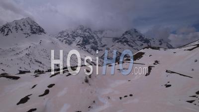 Dans Les Alpes, Neige Colorée Après Le Passage D'un Nuage De Sable Du Sahara, Vidéo Par Drone