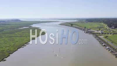 Vidéo Par Drone De L'aiguillet-La-Presqu'ile, Le Lay, Le Port, En Arrière-Plan La Pointe D'arcay
