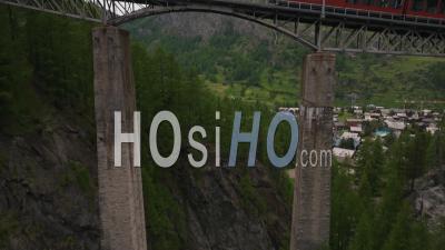 Train Traversant Un Pont En Suisse, De Jour - Vidéo Par Drone