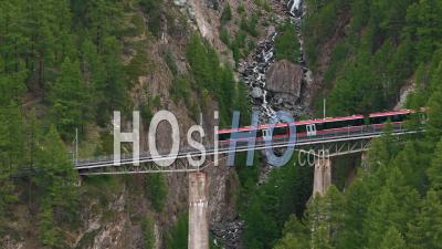 Train Traversant Un Pont En Suisse, De Jour - Vidéo Par Drone